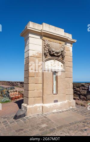 The Fishermen's Monument (Barometer) am Hafen, Dunbar, East Lothian, Schottland, Vereinigtes Königreich Stockfoto