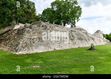 Edzna ist eine archäologische Stätte der Maya im Norden des mexikanischen Bundesstaates Campeche. Plattform der Messer. Stockfoto