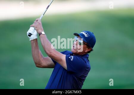 Detroit, MI, USA. Juli 2021. Phil Mickelson schlägt am 3. Juli 2021 während des Rocket Mortgage Classic im Detroit Golf Club in Detroit, Michigan, aus dem Fairway auf das 2. Loch. Kredit: Aktion Plus Sport/Alamy Live Nachrichten Stockfoto