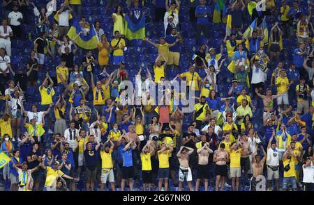 Rom, Italien, 3. Juli 2021. Ukraine-Fans beim UEFA-Viertelfinale der Euro 2020 im Stadio Olimpico, Rom. Bildnachweis sollte lauten: Jonathan Moscrop / Sportimage Stockfoto