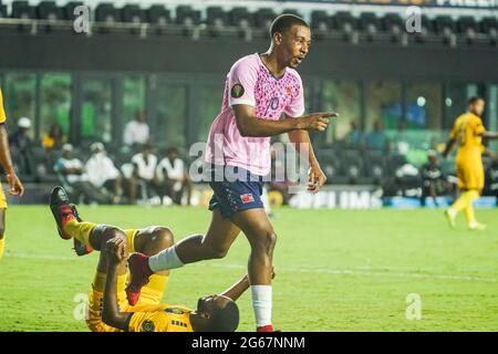 Fort Lauderdale, Florida, USA, 2. Juli 2021, Bermuda-Mittelfeldspieler Reggie Lambe #19 feiert nach dem Tor beim CONCACAF Gold Cup-Vorspiel im Drive Pink Stadium. (Foto: Marty Jean-Louis) Stockfoto