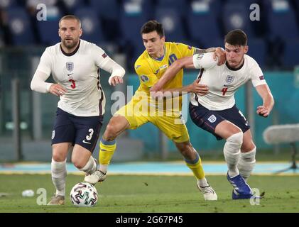 Die ukrainische Mykola Shaparenko (Mitte) kämpft beim UEFA-Viertelfinale der Euro 2020 im Stadio Olimpico, Rom, gegen den englischen Luke Shaw (links) und Declan Reis. Bilddatum: Samstag, 3. Juli 2021. Stockfoto