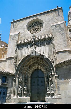 Spanien, Murcia. Kathedrale Kirche der Heiligen Maria. Blick auf die Tür der Apostel, an der Südfassade der Kirche. Die im extravaganten gotischen Stil erbaute Autorenschaft wird dem Architekten Diego Sánchez de Almazán zugeschrieben, der zwischen 1465 und 1480 datiert wurde. Es ist die einzige Kirche aus dem 15. Jahrhundert, die in der Kirche geblieben ist. Die vier Skulpturen, die hervorstechen, sind die der Apostel Andreas und Paulus (links) und Jakobus und Petrus (rechts). Spanien. Stockfoto