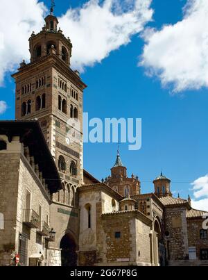 Spanien, Aragon, Teruel. Kathedrale von Santa Maria de Mediavilla. Blick auf den Tempel, der 1587 zum Dom erhoben wurde. Es wurde zwischen dem 12. Und 13. Jahrhundert erbaut. Der Mudejar-Turm wurde 1257 errichtet. Die Laterne an der Spitze stammt aus dem 17. Jahrhundert. Stockfoto