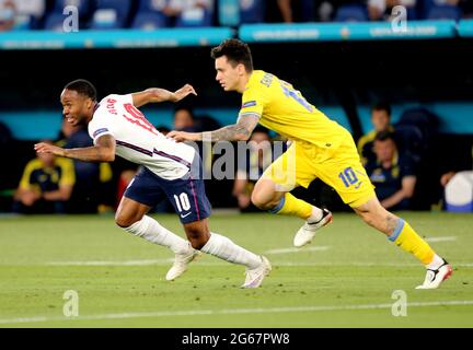 ROM, ITALIEN - 03. JULI: Raheem Sterling aus England kämpft mit Mykola Saparenko aus Ukrayne während des UEFA Euro 2020 Championship Quarterfinales zwischen Ukrayne und England im Stadio Olimpico am 03. Juli 2021 in Rom, Italien, um den Ball. (Foto von MB Media/BPA) Stockfoto