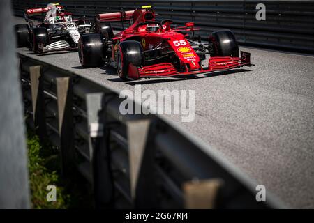 Spielberg, Österreich. Juli 2021. Scuderia Ferraris spanischer Fahrer Carlos Sainz (vorne) und Alfa Romeo Racing ORLEN's italienischer Fahrer Antonio Giovinazzi treten beim Qualifying des österreichischen F1 Grand Prix auf dem Red Bull Ring in Spielberg an. Kredit: SOPA Images Limited/Alamy Live Nachrichten Stockfoto