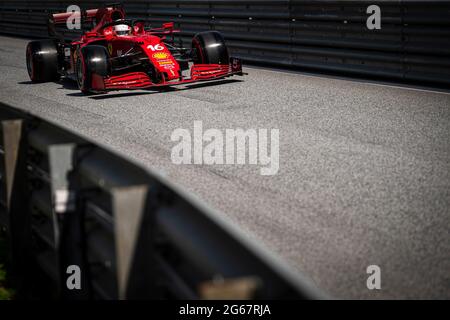 Spielberg, Österreich. Juli 2021. Scuderia Ferraris monegassischer Fahrer Charles Leclerc tritt beim Qualifying des F1 Grand Prix von Österreich auf dem Red Bull Ring in Spielberg an. Kredit: SOPA Images Limited/Alamy Live Nachrichten Stockfoto