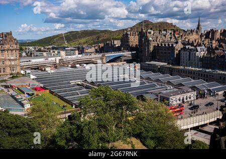 Edinburgh, Großbritannien, 21. Juni 2019: Der Bahnhof Edinburgh Waverley liegt zwischen der Altstadt und dem modernen Edinburgh, neben der Princes Street, Edin Stockfoto
