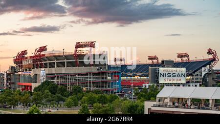 Nashville, Tennessee - 27. Juni 2021: Nissan Stadium in Nashville Tennessee bei Sonnenuntergang Stockfoto