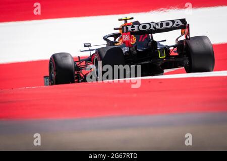 Spielberg, Österreich. Juli 2021. Der mexikanische Red Bull Racing Fahrer Sergio Perez tritt beim Qualifying des österreichischen F1 Grand Prix auf dem Red Bull Ring in Spielberg an. (Foto von Jure Makovec/SOPA Images/Sipa USA) Quelle: SIPA USA/Alamy Live News Stockfoto