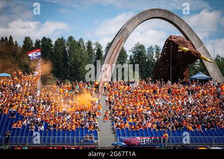 Spielberg, Österreich. Juli 2021. Die Fans des niederländischen Max Verstappen jubeln beim dritten Training des österreichischen F1 Grand Prix auf dem Red Bull Ring in Spielberg. (Foto von Jure Makovec/SOPA Images/Sipa USA) Quelle: SIPA USA/Alamy Live News Stockfoto