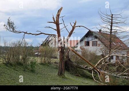 Schäden durch einen Tornado im Juni 2021, Stebno, Bezirk Louny, Tschechische Republik. Stockfoto