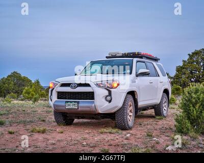 Dinosaur National Monument, CO, USA - 18. Mai 2021: Toyota 4Runner SUV (2016 Trail Modell) bei Sonnenaufgang in der Dürrlandschaft des Nordwestens Colorados entlang Ya Stockfoto