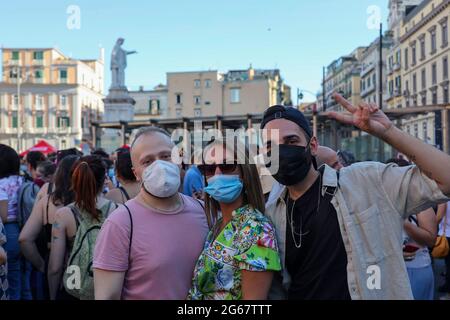 neapel, Kampanien, ITALIEN. Juli 2021. 07/03/2021 Neapel, Piazza Dante Alighieri heute Nachmittag gab es die jährliche Parade der Gay pryde 2021 in Tausenden auf dem berühmten Platz versammelt, um die Rechte der Homosexuellen zu erinnern. Quelle: Fabio Sasso/ZUMA Wire/Alamy Live News Stockfoto