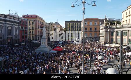 neapel, Kampanien, ITALIEN. Juli 2021. 07/03/2021 Neapel, Piazza Dante Alighieri heute Nachmittag gab es die jährliche Parade der Gay pryde 2021 in Tausenden auf dem berühmten Platz versammelt, um die Rechte der Homosexuellen zu erinnern Credit: Fabio Sasso/ZUMA Wire/Alamy Live News Stockfoto