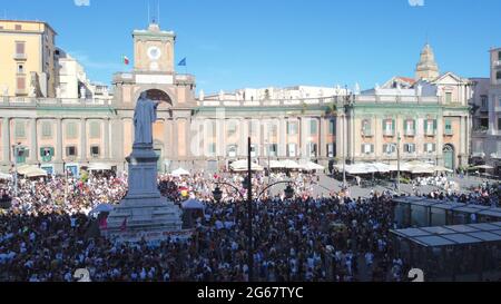 neapel, Kampanien, ITALIEN. Juli 2021. 07/03/2021 Neapel, Piazza Dante Alighieri heute Nachmittag gab es die jährliche Parade der Gay pryde 2021 in Tausenden auf dem berühmten Platz versammelt, um die Rechte der Homosexuellen zu erinnern Credit: Fabio Sasso/ZUMA Wire/Alamy Live News Stockfoto