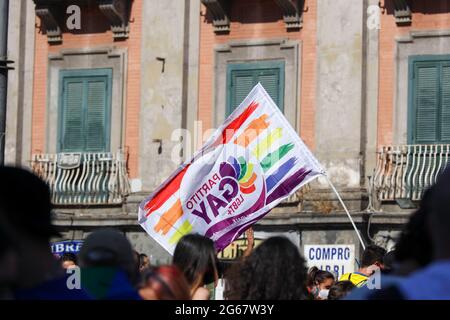 neapel, Kampanien, ITALIEN. Juli 2021. 07/03/2021 Neapel, Piazza Dante Alighieri heute Nachmittag gab es die jährliche Parade der Gay pryde 2021 in Tausenden auf dem berühmten Platz versammelt, um die Rechte der Homosexuellen zu erinnern Credit: Fabio Sasso/ZUMA Wire/Alamy Live News Stockfoto