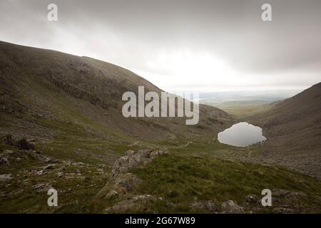 Goat's Water und der alte Mann von Coniston, links Stockfoto