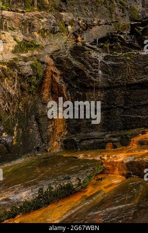 Rostige orangefarbene Flecken verlaufen am Fordyce Ricks Pond Dam im Hot Springs National Park Stockfoto