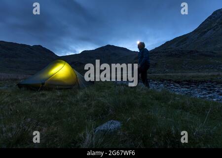 Die Nacht fällt auf ein wildes Camp im englischen Lake District Stockfoto