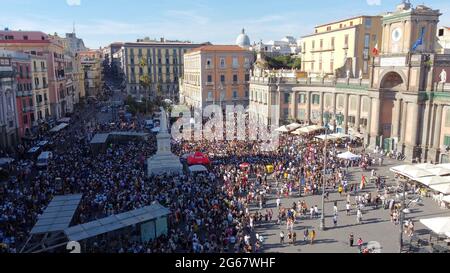 neapel, Kampanien, ITALIEN. Juli 2021. 07/03/2021 Neapel, Piazza Dante Alighieri heute Nachmittag gab es die jährliche Parade der Gay pryde 2021 in Tausenden auf dem berühmten Platz versammelt, um die Rechte der Homosexuellen zu erinnern Credit: Fabio Sasso/ZUMA Wire/Alamy Live News Stockfoto