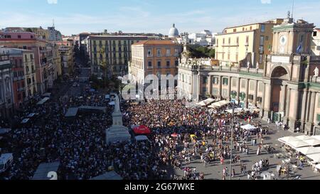 neapel, Kampanien, ITALIEN. Juli 2021. 07/03/2021 Neapel, Piazza Dante Alighieri heute Nachmittag gab es die jährliche Parade der Gay pryde 2021 in Tausenden auf dem berühmten Platz versammelt, um die Rechte der Homosexuellen zu erinnern Credit: Fabio Sasso/ZUMA Wire/Alamy Live News Stockfoto