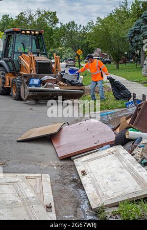 Detroit, Michigan - 7 cm Regen verursachten schwere Überschwemmungen in vielen Stadtteilen von Detroit. Eine Woche später holten die Stadtarbeiter das verworrene Eigentum ab Stockfoto