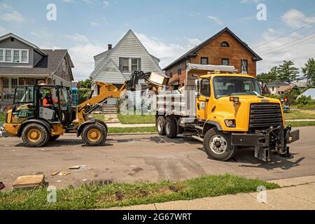 Detroit, Michigan - 7 cm Regen verursachten schwere Überschwemmungen in vielen Stadtteilen von Detroit. Eine Woche später holten die Stadtarbeiter das verworrene Eigentum ab Stockfoto