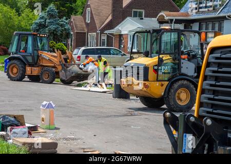 Detroit, Michigan - 7 cm Regen verursachten schwere Überschwemmungen in vielen Stadtteilen von Detroit. Eine Woche später holten die Stadtarbeiter das verworrene Eigentum ab Stockfoto