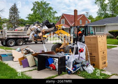 Detroit, Michigan - 7 cm Regen verursachten schwere Überschwemmungen in vielen Stadtteilen von Detroit. Eine Woche später holten die Stadtarbeiter das verworrene Eigentum ab Stockfoto