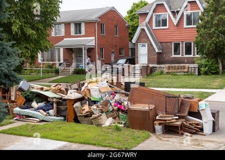 Detroit, Michigan - 7 cm Regen verursachten schwere Überschwemmungen in vielen Stadtteilen von Detroit. Eine Woche später waren die Straßen mit durchnässenen Gegenständen gesäumt Stockfoto