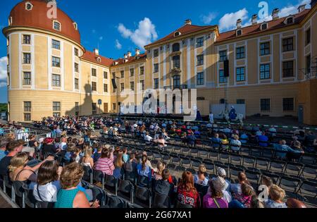 Dresden, Deutschland. Juli 2021. Besucher und Schauspieler bei der Premiere von „drei Haselnüsse für Cinderella“, einem Theaterstück der Landesbühnen Sachsen, spielten im Freien auf Schloss Moritzburg. Die geplante Aufführung des Musicals im vergangenen Sommer musste aufgrund der Corona-Pandemie abgesagt werden. Quelle: Matthias Rietschel/dpa-Zentralbild/ZB/dpa/Alamy Live News Stockfoto