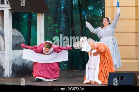 Dresden, Deutschland. Juli 2021. Schauspieler treten bei der Premiere von „drei Haselnüsse für Cinderella“ auf, einem Theaterstück der Landesbühnen Sachsen, das im Freien auf Schloss Moritzburg gespielt wurde. Die geplante Aufführung des Musicals im vergangenen Sommer musste aufgrund der Corona-Pandemie abgesagt werden. Quelle: Matthias Rietschel/dpa-Zentralbild/ZB/dpa/Alamy Live News Stockfoto