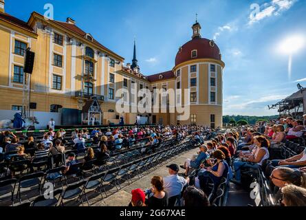 Dresden, Deutschland. Juli 2021. Besucher und Schauspieler bei der Premiere von „drei Haselnüsse für Cinderella“, einem Theaterstück der Landesbühnen Sachsen, spielten im Freien auf Schloss Moritzburg. Die geplante Aufführung des Musicals im vergangenen Sommer musste aufgrund der Corona-Pandemie abgesagt werden. Quelle: Matthias Rietschel/dpa-Zentralbild/ZB/dpa/Alamy Live News Stockfoto