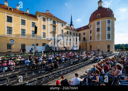 Dresden, Deutschland. Juli 2021. Besucher und Schauspieler bei der Premiere von „drei Haselnüsse für Cinderella“, einem Theaterstück der Landesbühnen Sachsen, spielten im Freien auf Schloss Moritzburg. Die geplante Aufführung des Musicals im vergangenen Sommer musste aufgrund der Corona-Pandemie abgesagt werden. Quelle: Matthias Rietschel/dpa-Zentralbild/ZB/dpa/Alamy Live News Stockfoto