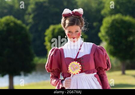 Dresden, Deutschland. Juli 2021. Cordule Hanns als Dorchen vor der Premiere von „drei Haselnüsse für Cinderella“, einem Theaterstück der Landesbühnen Sachsen, spielte im Freien auf Schloss Moritzburg. Die geplante Aufführung des Musicals im vergangenen Sommer musste aufgrund der Corona-Pandemie abgesagt werden. Quelle: Matthias Rietschel/dpa-Zentralbild/ZB/dpa/Alamy Live News Stockfoto