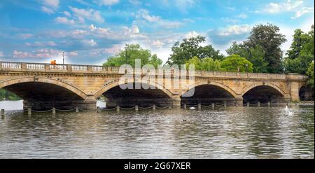 Die Serpentine Bridge, die den See umspannt, wurde in den 1820er Jahren erbaut, um Kutschen vom Hyde Park zum Kensington Park zu ermöglichen Stockfoto