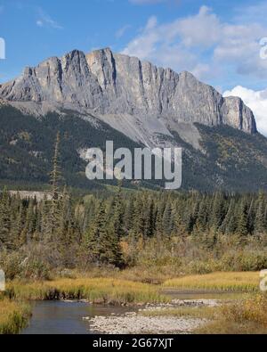 McConnell-Schubfehler auf dem Yamnuska-Berg. Kambrianischer Eldon-Formation Kalkstein über dem Verschulden. Kreideform Brazeau Sandsteine und Schiefer darunter Stockfoto