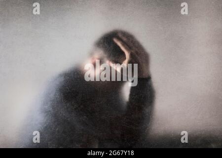 Depression. Gebrochener Mann hinter einem staubigen zerkratzt Glas. Stockfoto