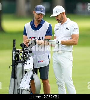 Detroit, Michigan, USA. Juli 2021. Camilo Villegas aus Kolumbien plaudert mit seinem Caddie am 13. Loch beim Rocket Mortgage Classic. Quelle: David Donoher/ZUMA Wire/Alamy Live News Stockfoto