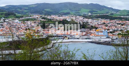 Angra do Heroismo Meer und Strand vom Monte Brasil aus gesehen Stockfoto