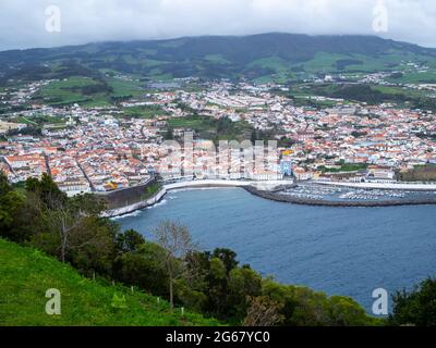 Gesamtansicht von Angra do Heroismo vom Monte Brasil Stockfoto