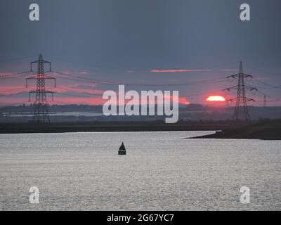 Elmley, Kent, Großbritannien. Juli 2021. UK Wetter: Sonnenuntergang über der Swale von der Nähe von Elmley, Kent aus gesehen. Kredit: James Bell/Alamy Live Nachrichten Stockfoto