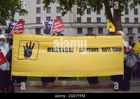 London, Großbritannien. Juli 2021. Demonstranten versammelten sich vor der Downing Street zum Jahrestag des Putsches von 2013 in Ägypten. (Kredit: Vuk Valcic / Alamy Live News) Stockfoto