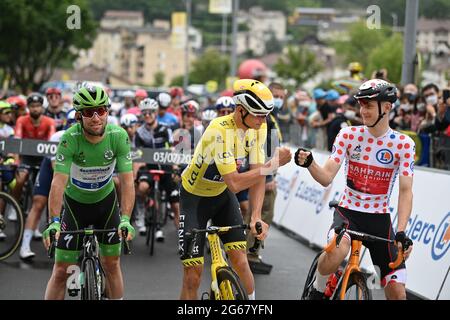 Der britische Mark Cavendish (links) Mathieu Van der Poel im gelben Trikot und Tadej Pogacar rechts zum Start der 8. Etappe der Tour de France, Oyonnax nach Le Grand Bornand. Das Guthaben muss lauten David Stockman/Pool/GodingImages Credit: Peter Goding/Alamy Live News Stockfoto