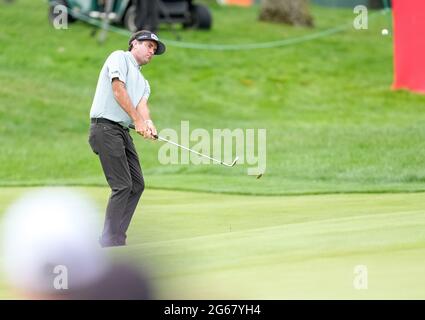 Detroit, Michigan, USA. Juli 2021. Bubba Watson aus Bagdad, Florida, gibt beim Rocket Mortgage Classic das 17. Grün aus. Quelle: David Donoher/ZUMA Wire/Alamy Live News Stockfoto