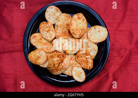 Leckere und knusprige dicke, sonnengetrocknete Kartoffelchips-Waffeln. Rot kalt bestreut würzig sonnengetrocknet ohne Braten kauen Tee Zeit indischen Snack Artikel Stockfoto