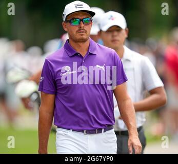 Detroit, Michigan, USA. Juli 2021. Rickie Fowler aus Murrieta, Kalifornien, geht den 14. Fairway entlang beim Rocket Mortgage Classic. Quelle: David Donoher/ZUMA Wire/Alamy Live News Stockfoto