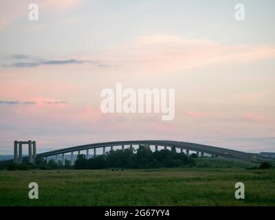 Elmley, Kent, Großbritannien. Juli 2021. Heute jährt sich die Eröffnung des Sheppey Crossing in Kent zum 15. Mal. Die Brücke wurde am 3. Juli 2006 als Teil eines £100m-Verbesserungsplans für die A249 zwischen m2 und Sheerness Port eröffnet. Kent Online berichtet, dass Highways England sagen, dass in den letzten 12 Monaten durchschnittlich 34,060 Fahrzeuge die Überfahrt täglich genutzt haben. Kredit: James Bell/Alamy Live Nachrichten Stockfoto