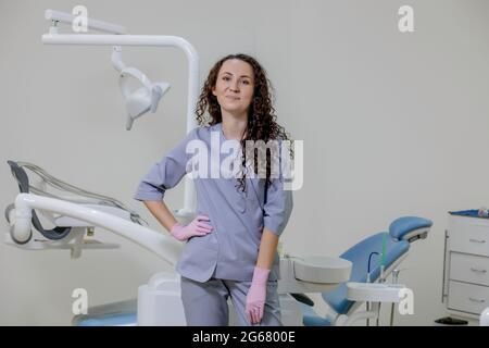 Portrait von weiblichen Zahnarzt. Sie in Ihrem Zahnarzt stehend Stockfoto